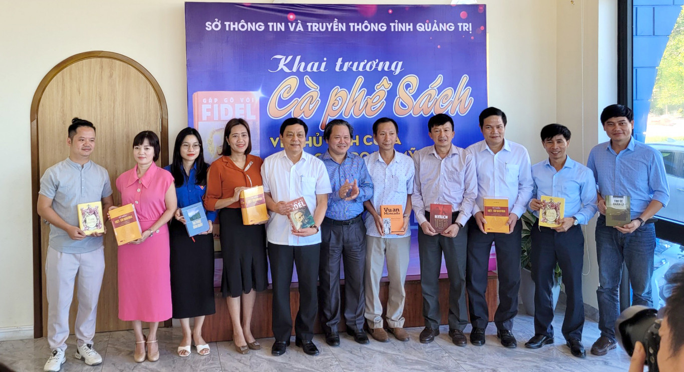 Ban tổ chức trao tặng s&aacute;ch về Chủ tịch Cuba Fidel Castro v&agrave; Mỹ la tinh cho c&aacute;c cơ quan, đơn vị.